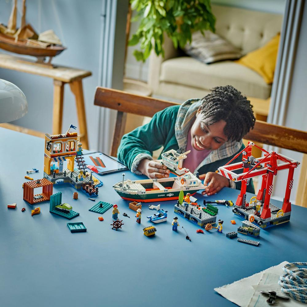LEGO® Přístav s nákladní lodí 60422 Obrázek