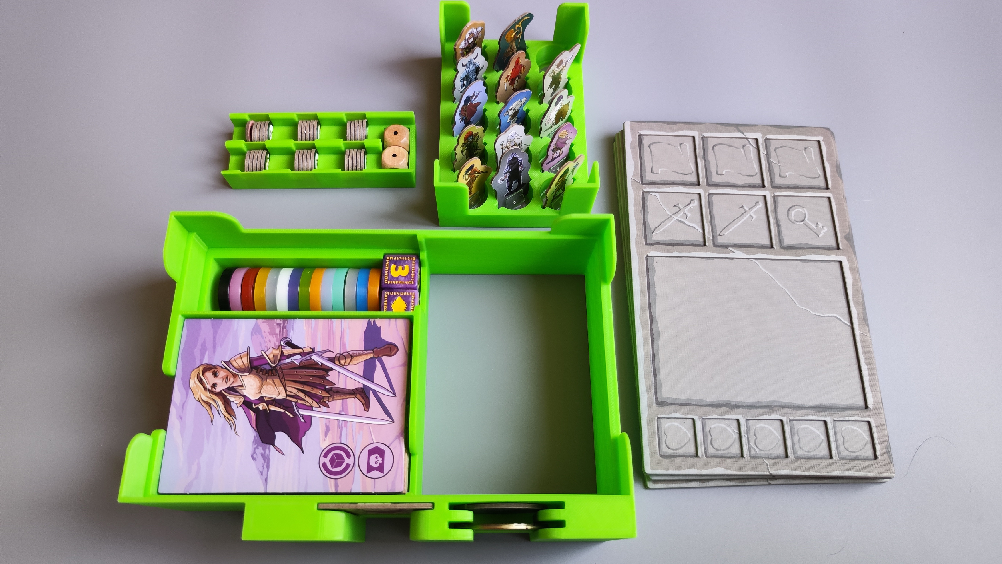 inserty.cz Insert: Karak + Regent + nový hrdinové + figurky + delux set (v3) (černý, 0057) Varianta: S černými mřížkami Obrázek