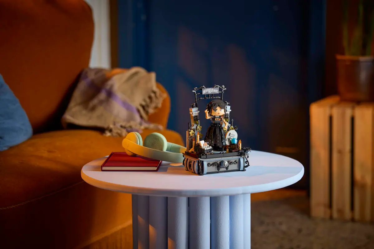 LEGO LEGO® Wednesday Figurka: Wednesday Addamsová 76780 Obrázek