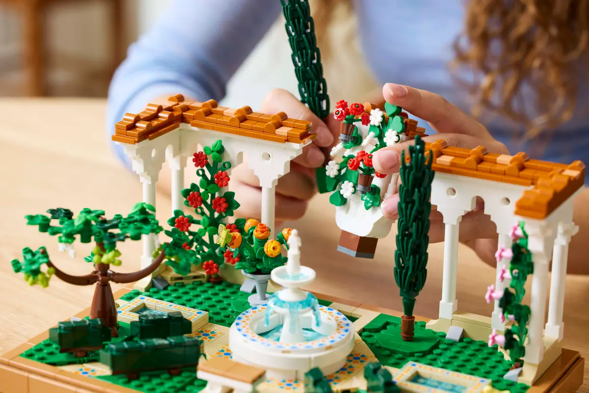 LEGO LEGO® Icons Zahrada s fontánou 10359 Obrázek