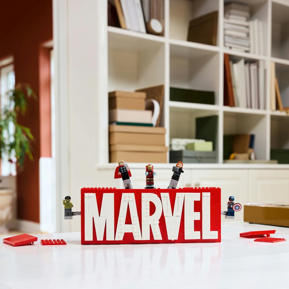 LEGO LEGO® Marvel Logo MARVEL a minifigurky 76313 Obrázek