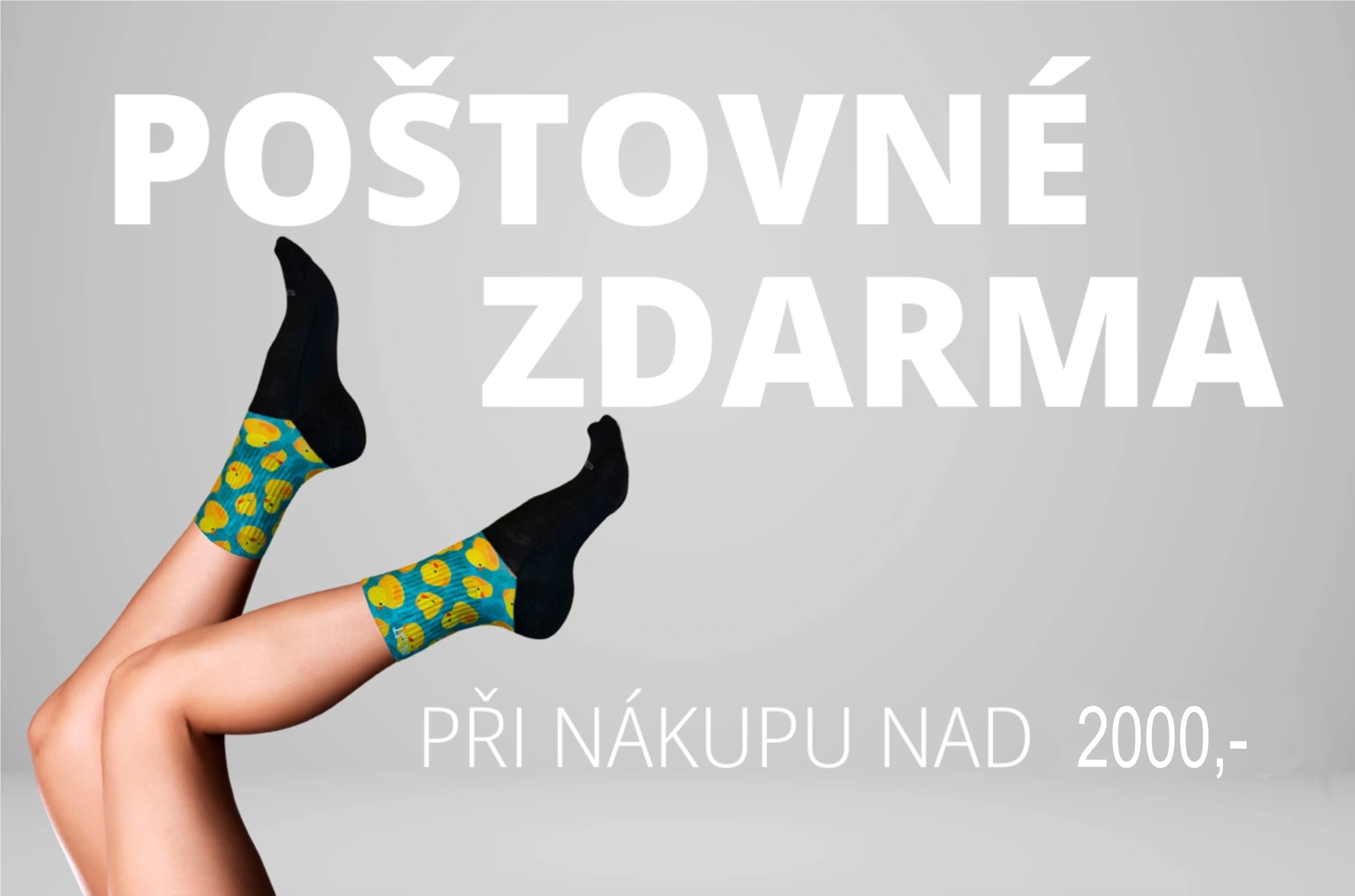 Originální funkční ponožky se vzorem a akce na dopravu zdarma nad 1700 Kč. Detail nohou v barevných funkčních ponožkách Tlapy s originálním potiskem a textem: Poštovné zdarma při nákupu nad 1700 Kč.