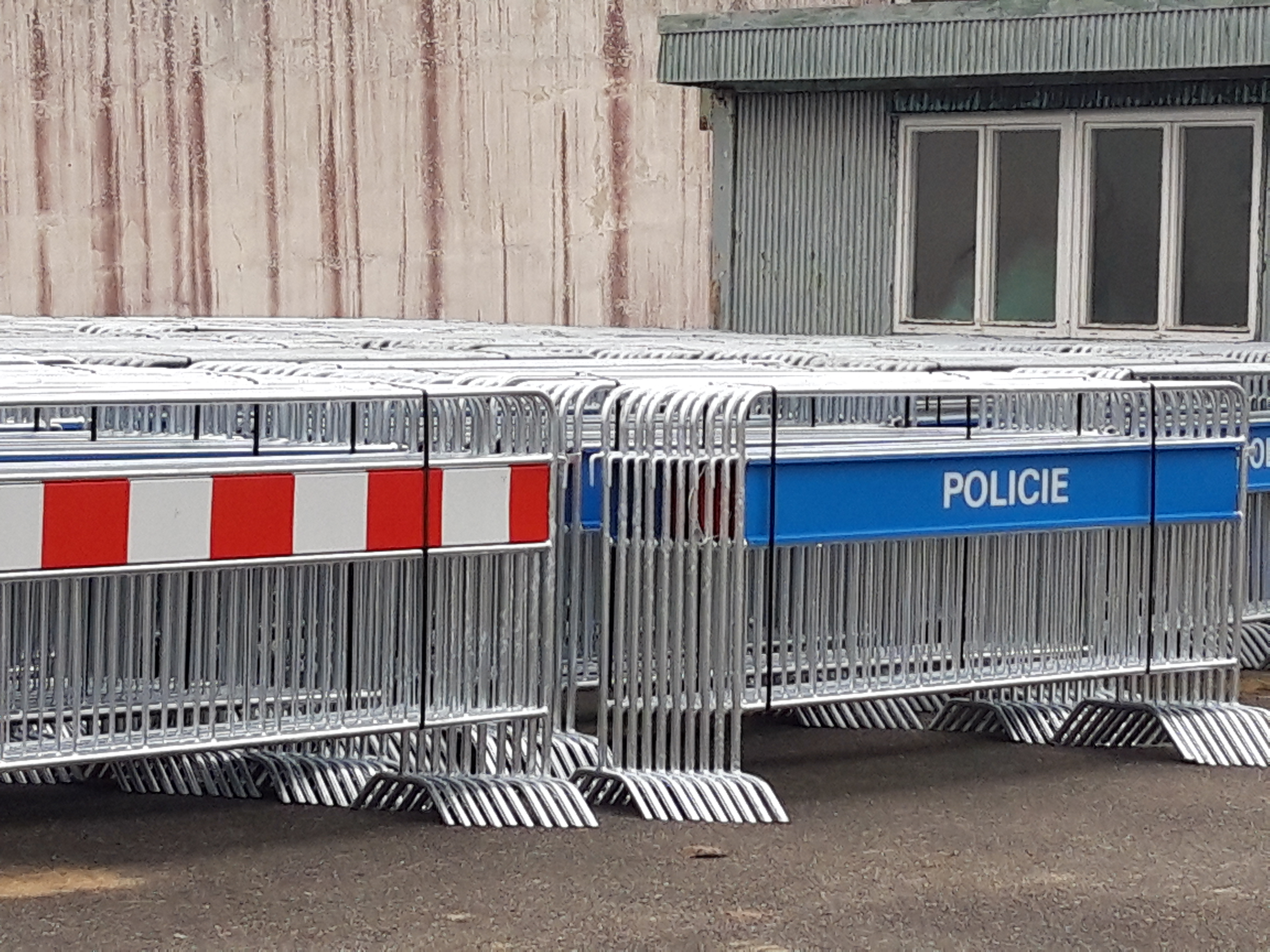 Dodávka mobilních zábran pro PČR