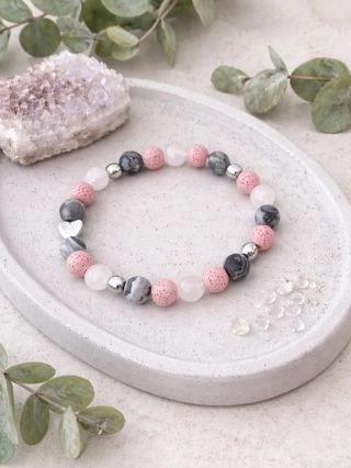 Minimalistický styl, který snadno sladíte s každodenním outfitem i elegantními chvílemi. #tmbbeads #naramekzmineralu...