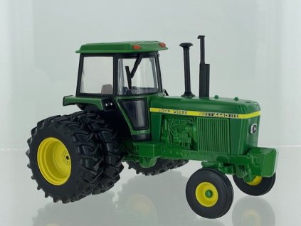 Traktor John Deere 4440 2WD s dvojitou montáží pneumatik 1:32 Britains