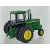 Traktor John Deere 4440 2WD s dvojitou montáží pneumatik 1:32 Britains