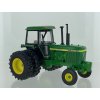Traktor John Deere 4440 2WD s dvojitou montáží pneumatik 1:32 Britains