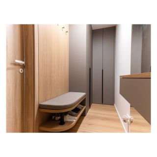 ✨ Pokračujeme v této realizaci. Ostatní nábytek a detaily, které propojují celý interiér. Dřevodekor a šedá v dokonalé...