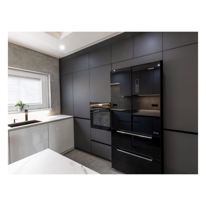 ✨ Další kuchyňská linka právě dokončena! ✨ Bílá mat a grafitově šedá mat dodávají prostoru moderní eleganci a útulnost. 🤍🖤...