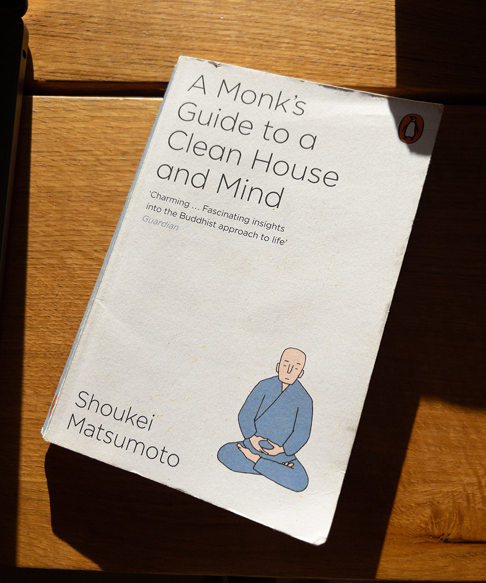 Upratujte ako mních