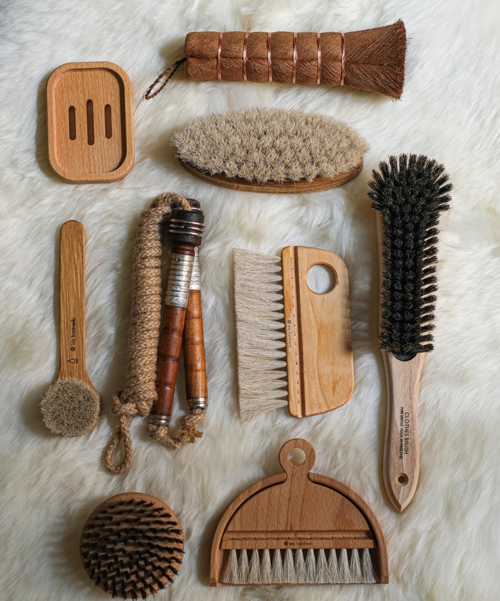 Plast a dřevo: proč se u kartáčů řeší materiál