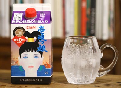 Pít japonskou pálenku šóču..