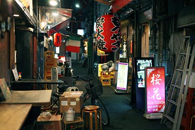 Na venkovním baru ve čtvrti Šimbaši, Tokio