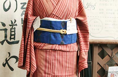 Před kimono obchodem