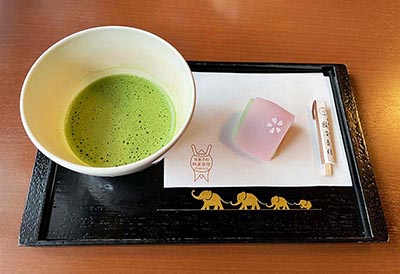 Popíjení čaje matcha v Kjótu