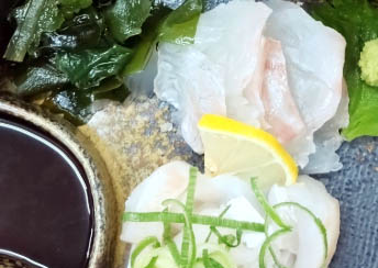 Svačinka - sašimi z pražmy a tvrdý japonský likér šóču s horkou vodou