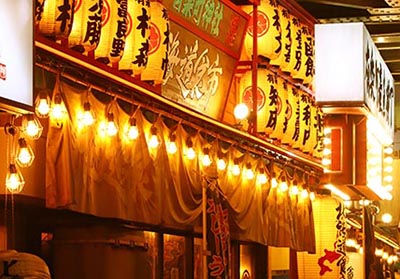 Pod starým železným mostem v Yurakučó