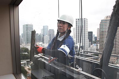 Když se za okny zjeví sympatická umývačka oken s copánky