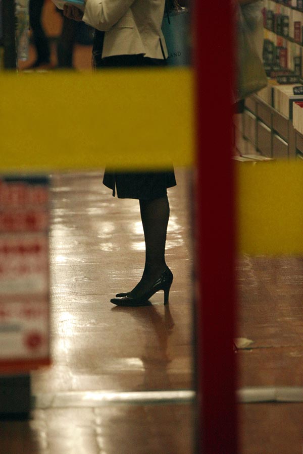 Krásná lýtka japonské ženy v antikvariátu. Foto Petr Horčička