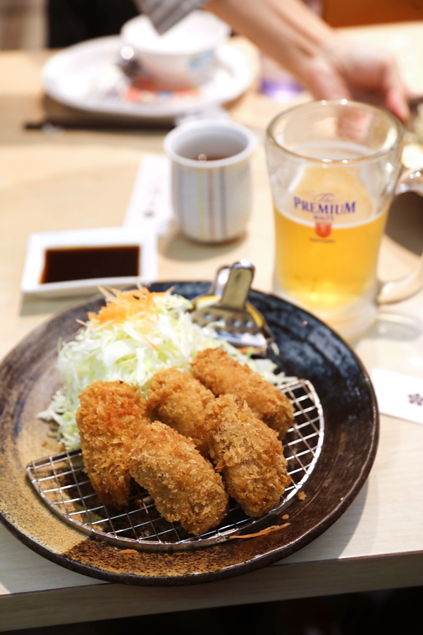 Japonské jídlo. Smažené ústřice se strouhaným zelím a pivem