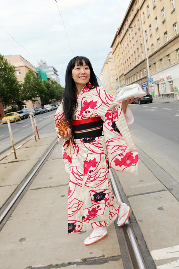 Kimono v Praze. Yoshimi Yokoyama cestou z cukrárny v japonském tradičním oblečení. Foto Petr Horčička