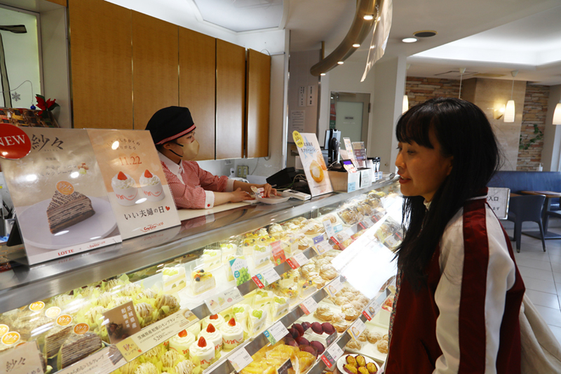 u pultu s dortíky v japonské cukrárně Ginza Cozy Corner. Foto Petr Horčička