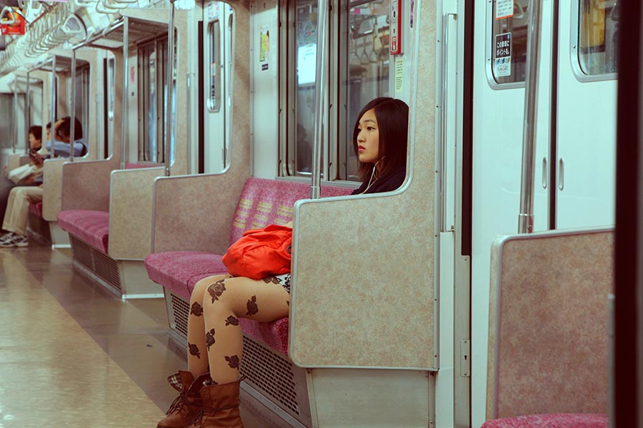 Japonká dívka v tokijském metru. Foto Petr Horčička