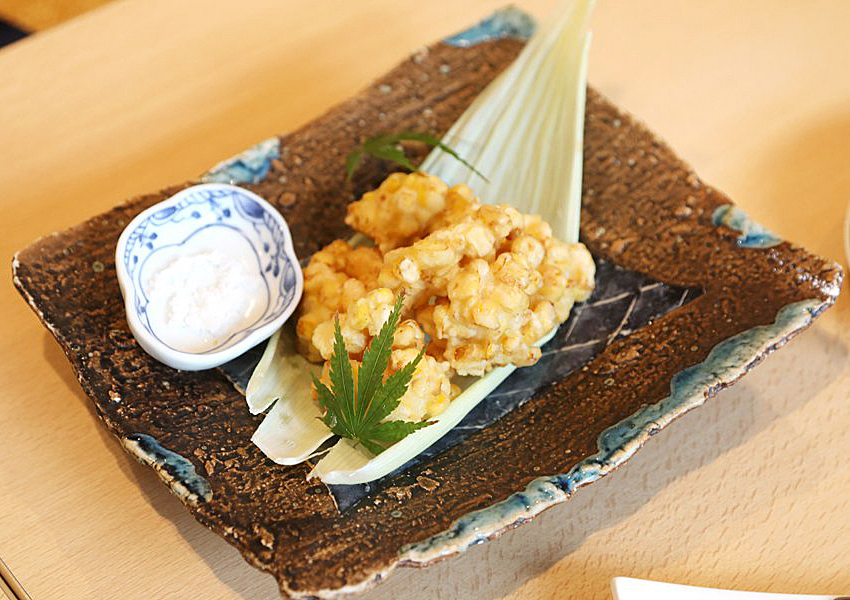 Japonská restaurace. Kukuřičná tempura. Japonské jídlo