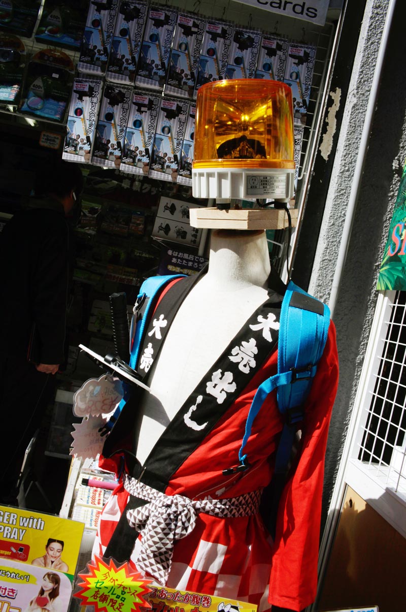 Originální reklama na japonský elektroobchod v technologické čtvrti Akihabara, Tokio. Foto Petr Horčička