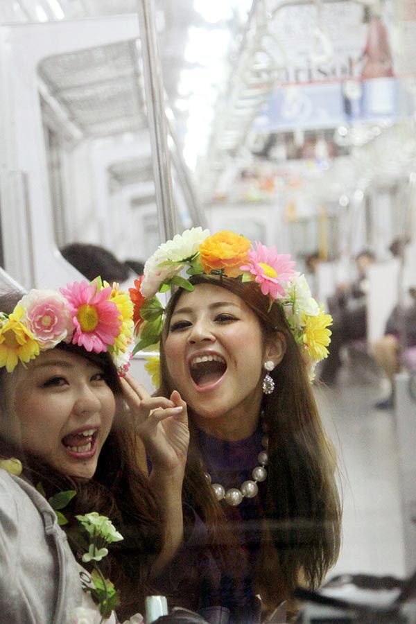 Veselé japonské dívky v nočním metru-  foto Petr Horcicka