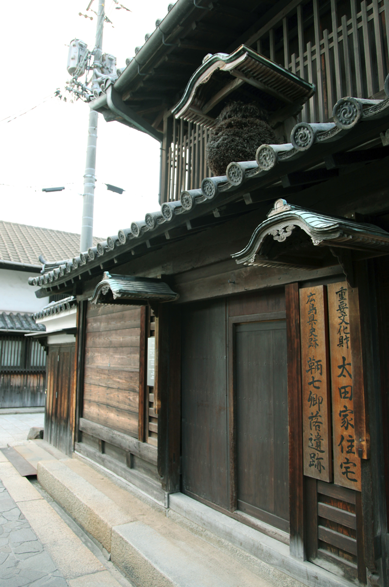 Tradiční stará japonská architektura. Dům bohatého měšťana v přístavním městě Tomonoura. Foto Petr Horčička