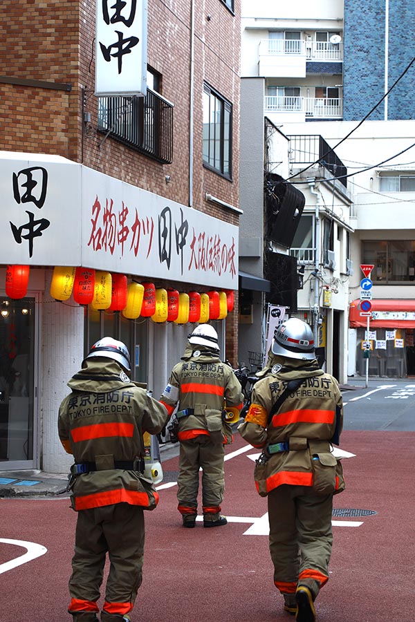 Japonští hasiči v Tokiu. Foto Petr Horčička