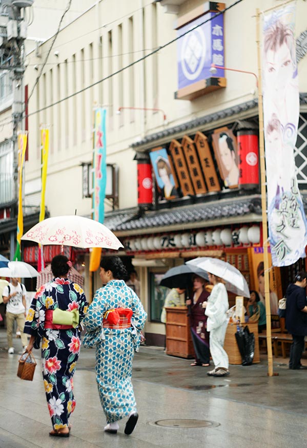 Ošare Japonky na korzu v tokijské čtvrti Asakusa. Foto Petr Horčička