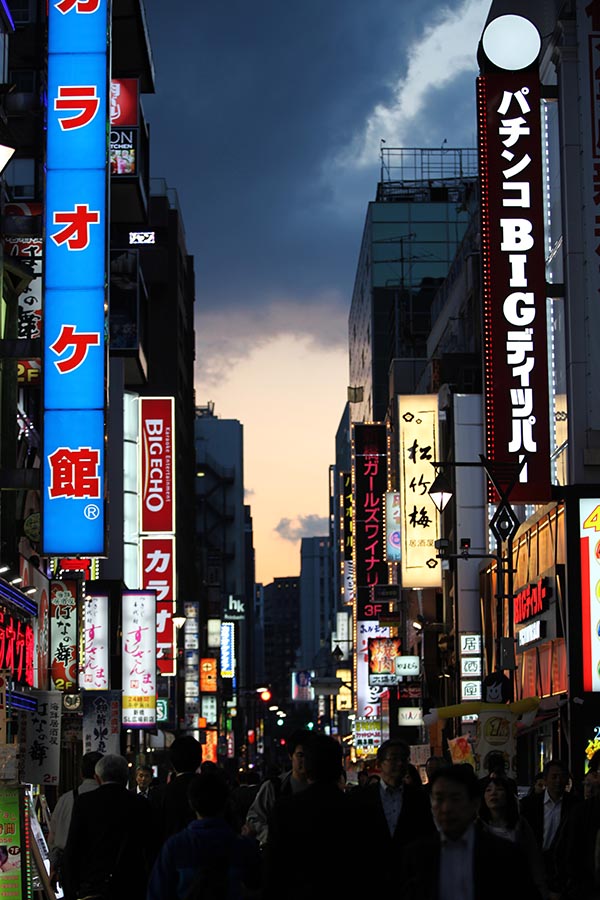Foto Petr Horčička. Noční Tokio. Čtvrť Šimbaši