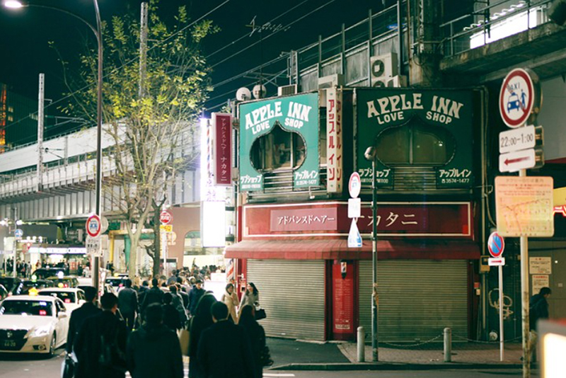 apple inn love shop tokyo shimbashi - Foto Petr Horčička