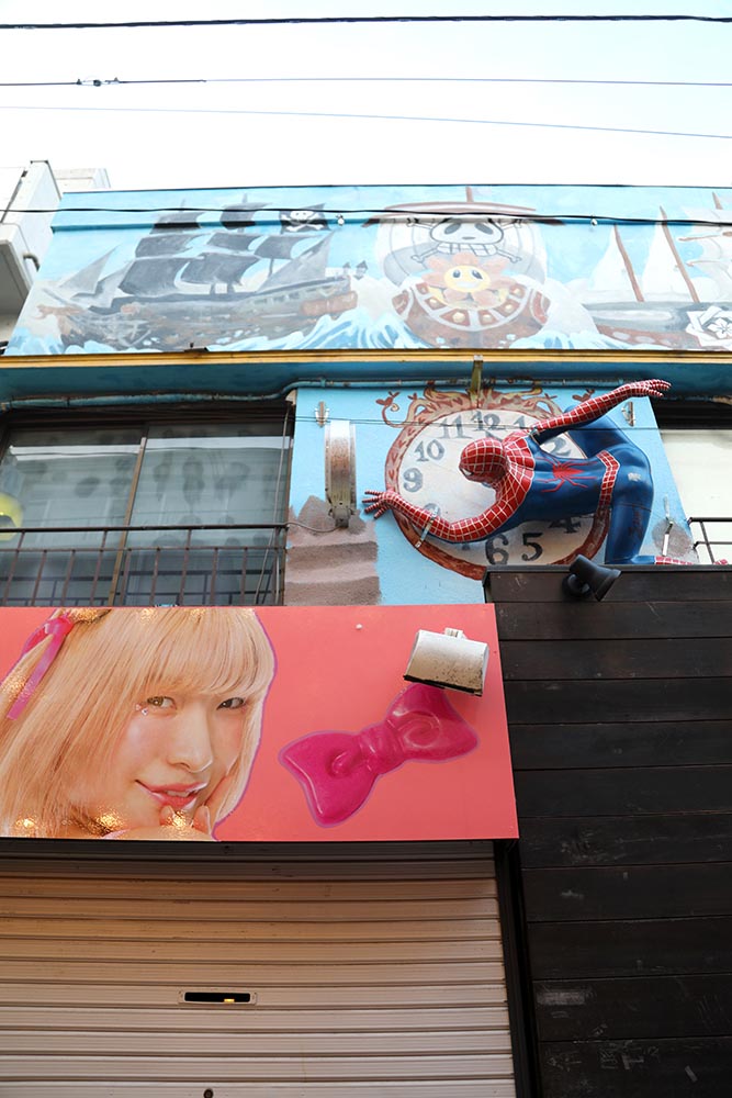 Japonský reklamní design ve veřejném prostoru. Čtvrť Nakano, Tokio.Foto Petr Horčička