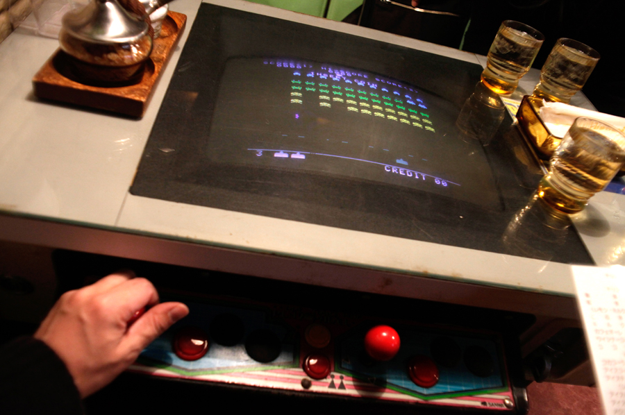 arkádová videohra v Space Invaders v japonské kavárně v Atami. Foto Petr Horčička
