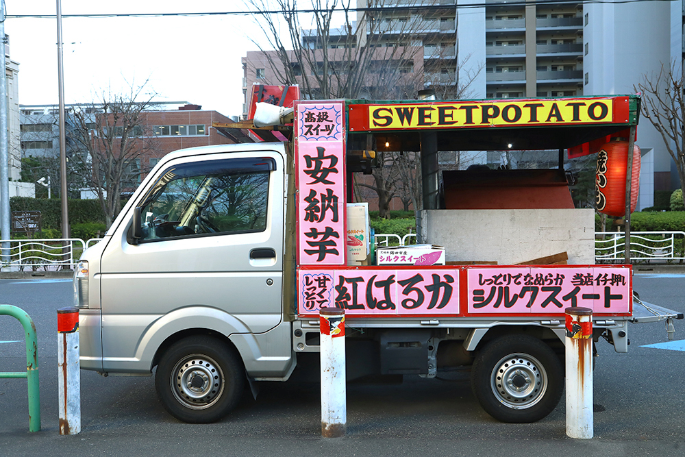 pojízdná prodejna grilovaných sladkých brambor - Foto Petr Horčička