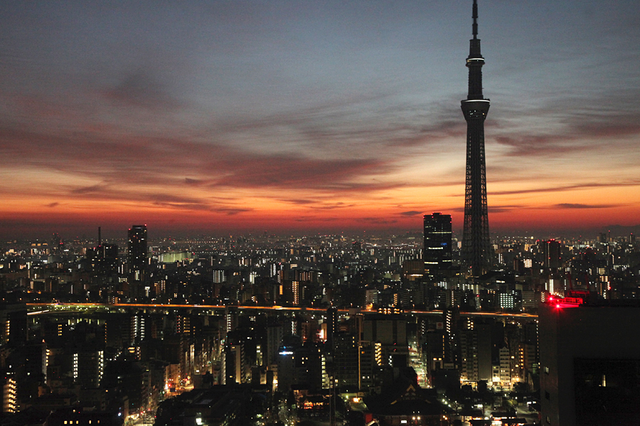 Noční Tokio, čtvrť Asakusa. Foto Petr Horčička