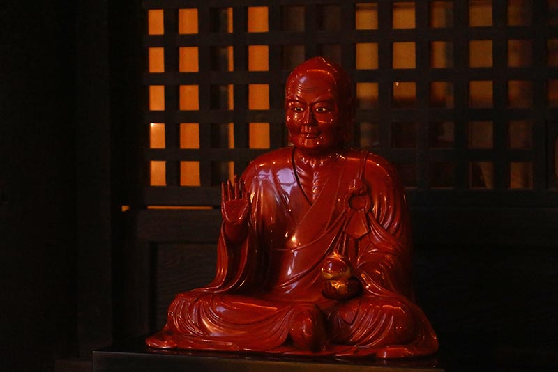 V ósackém buddhistickém chrámu Mitsutera, založeném v 8. století.- Foto Petr Horčička