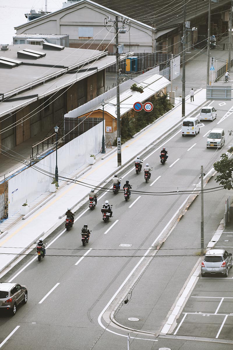 Foto Petr Horčička - motorkáři v japonském městě Onomichi