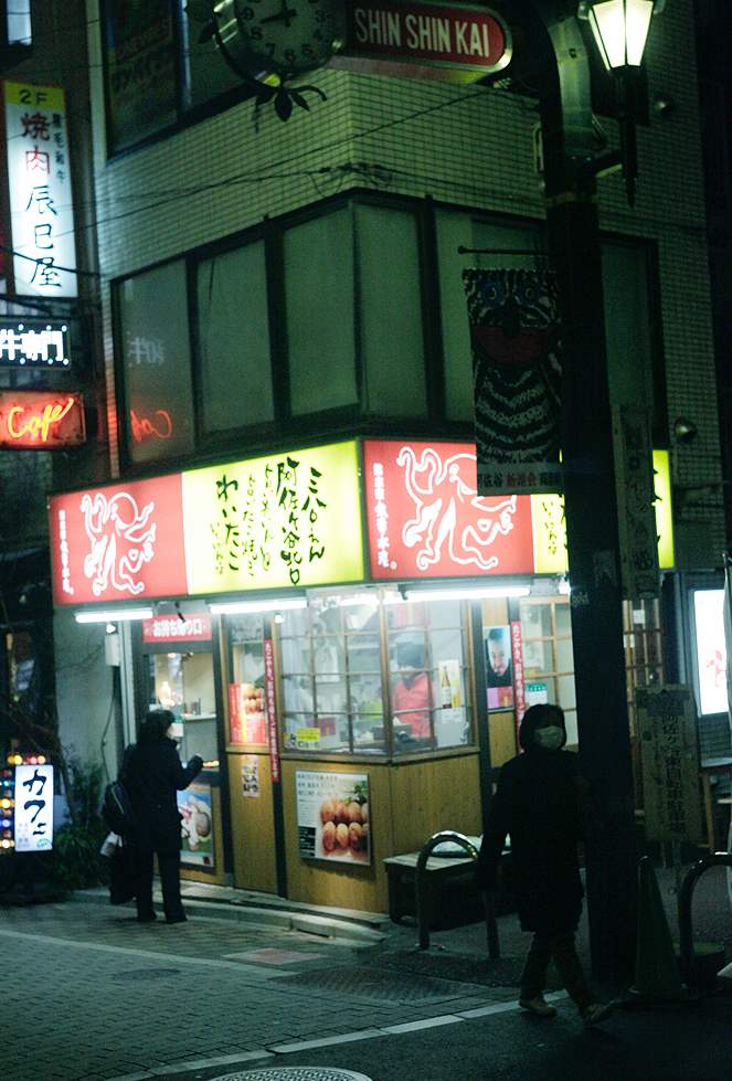 Japonské takojaki bistro v nočním velkoměstě. Foto Petr Horčička