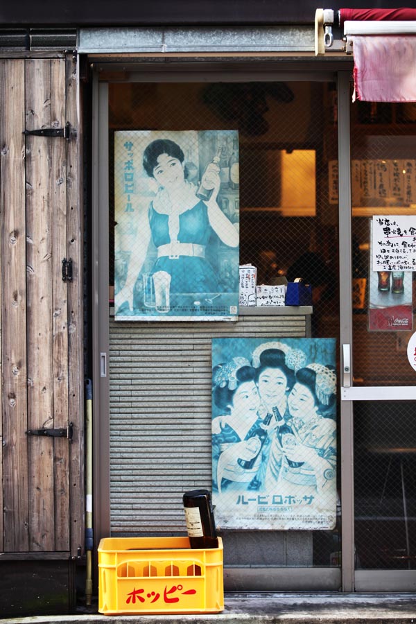 Gejši a pivo. Stará reklama na pivo v japonské hospodě. Foto Petr Horčička