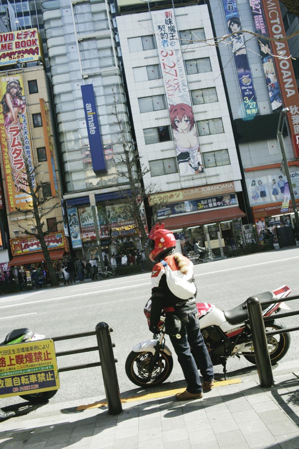 Japonský motorkář v tokisjké čtvrti Akihabara.Foto Petr Horčička
