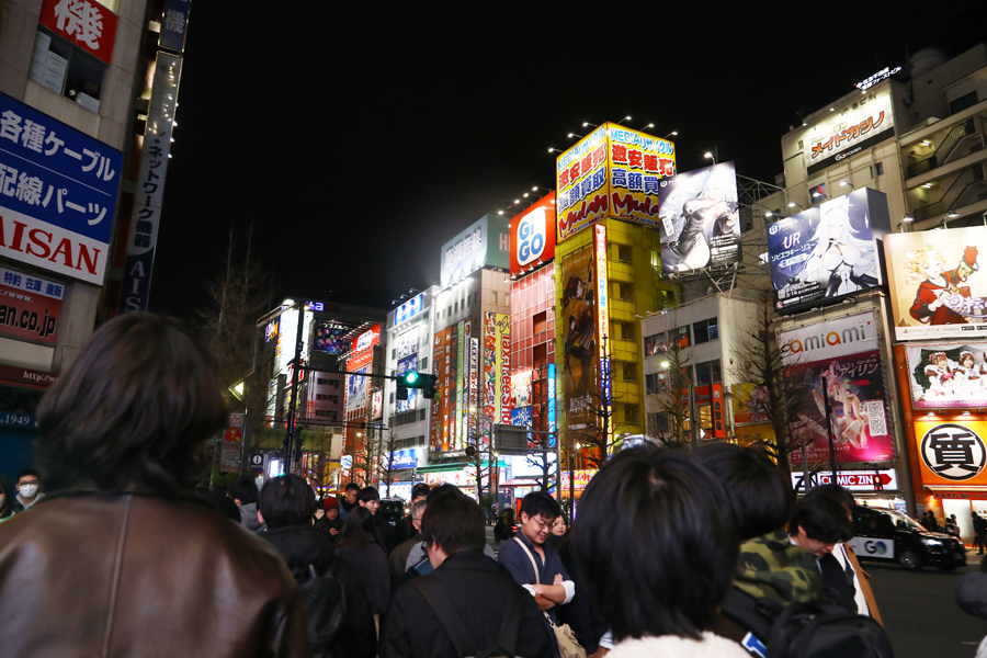 Noční život v Tokiu ve čtvrti Akihabara. Foto Petr Horčička