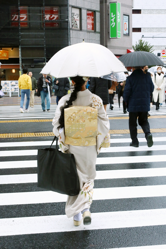 Japonská kráska v kimonu přecházející rušnou ulici v Tokiu. Foto Petr Horčička