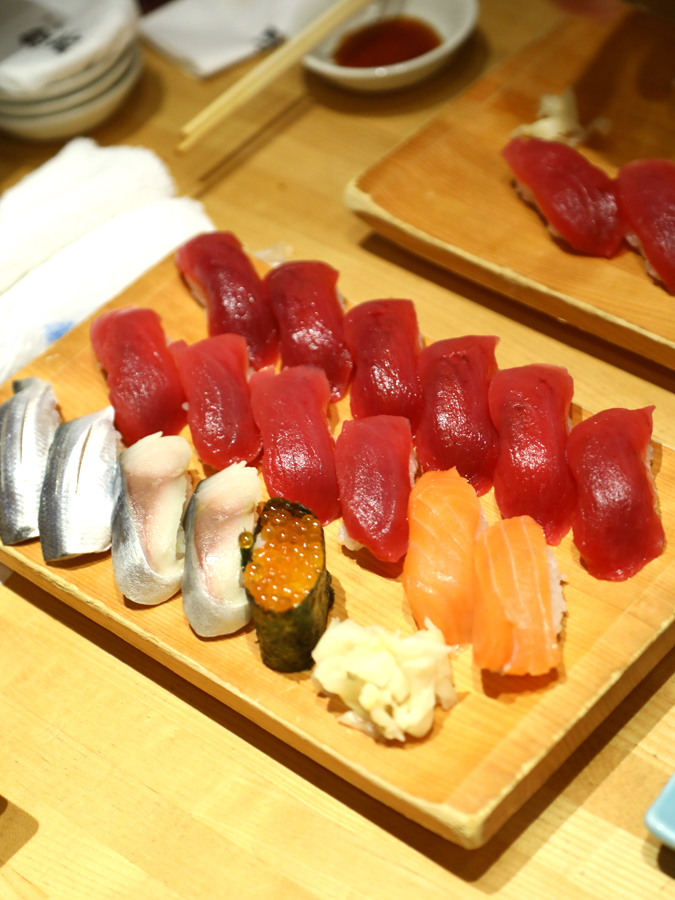 Velká večeře v japonské restauraci. Moře suši. Foto Petr Horčička