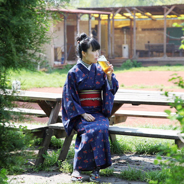 Yoshimi Yokoyama ve vlněném kimonu. Kimono a pivo. Praha. Foto Petr Horčička