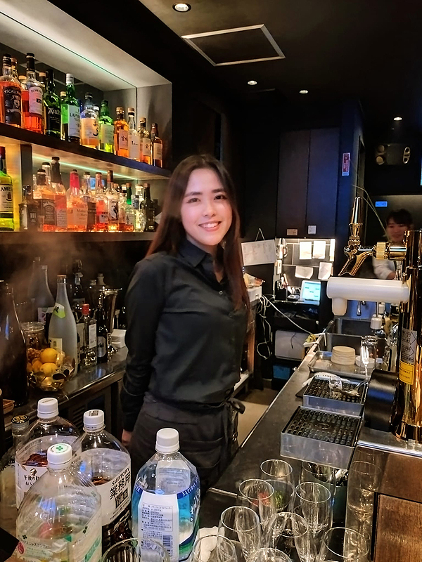 Půvabná japonská servírka v nočním baru. Foto Petr Horčička