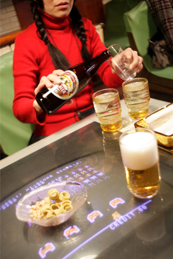 Pít pivo v japonské kavárně. Klasická arkádová videohra